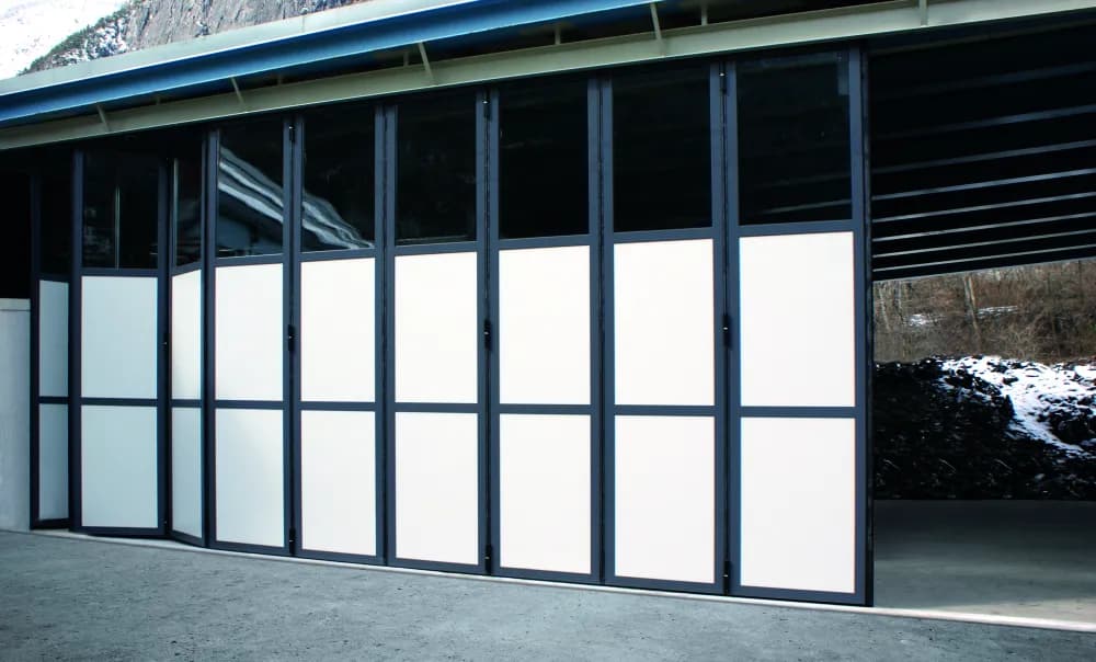 Lindpointner Schiebefalttore – Robuste Leistung für Industrie und Architektur