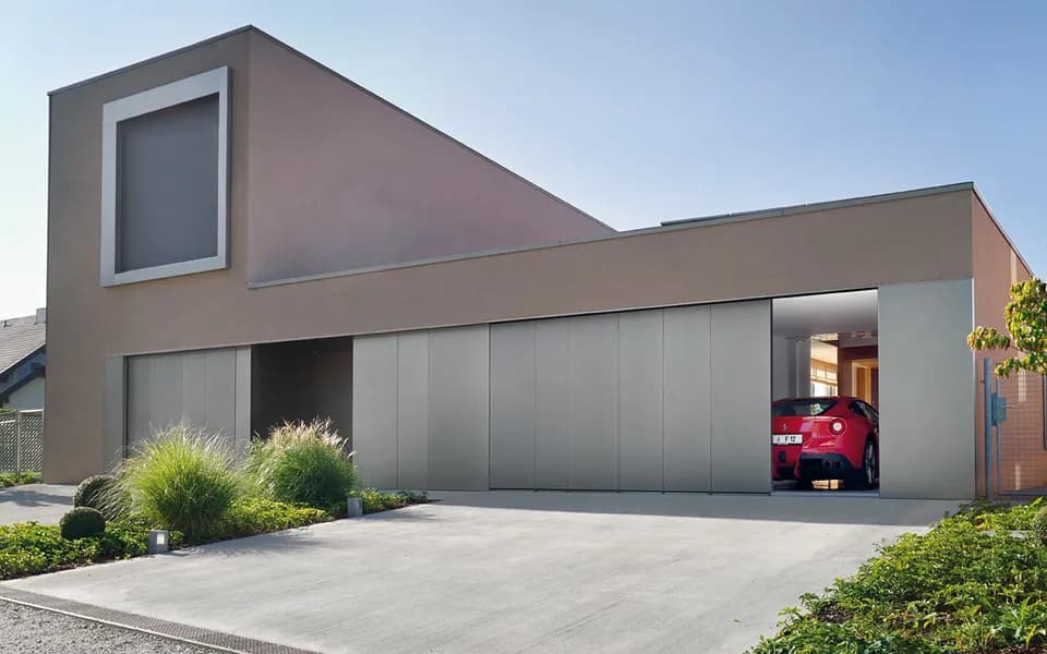 Seitensektionaltore für moderne Garagen in Vorarlberg