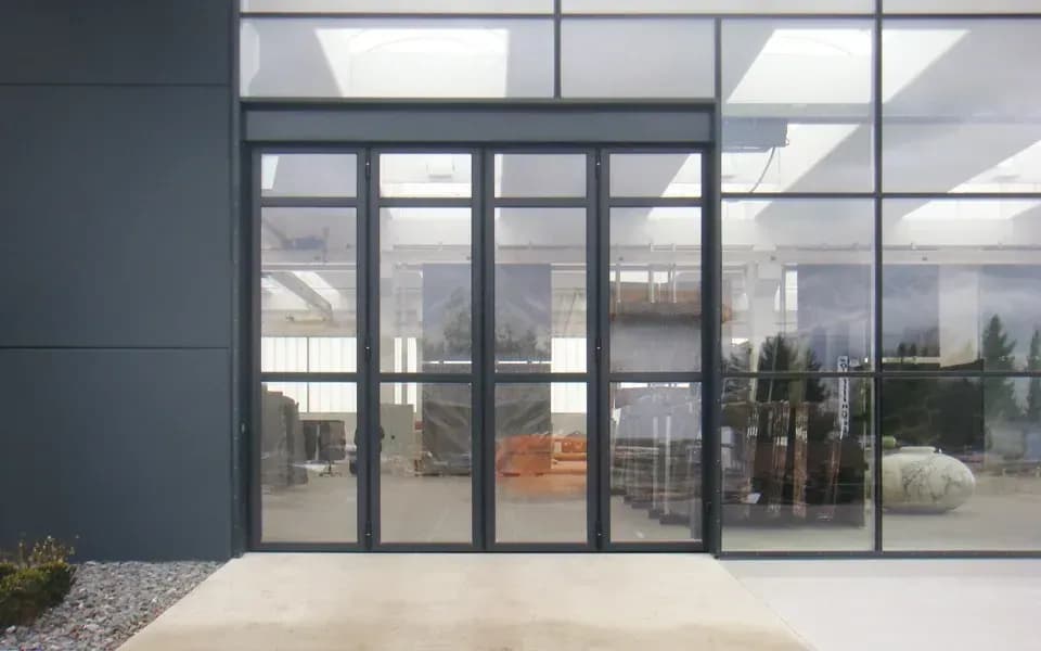 Faltschiebetore für moderne Industriehallen in St. Pölten